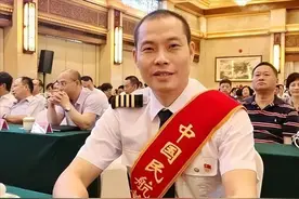 “英雄机长”刘传健：9000米高空救128人，创造民航史上的奇迹图片