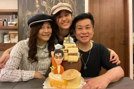 郑智化与妻女庆61岁生日！被亲吻脸颊太开心，23岁学霸女儿颜值高图片