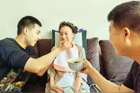 妈妈身患渐冻症，“00”后儿子呵护12年感动网友图片