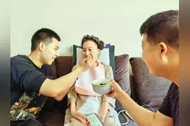 妈妈身患渐冻症，“00”后儿子呵护12年感动网友图片
