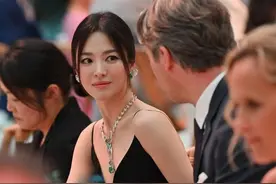 刘强东套现66亿后，章泽天现身巴黎珠宝活动，造型太土像老了十岁图片