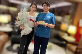 郎朗庆祝结婚三周年，送鲜花仪式感满满，吉娜当妈后身材依然曼妙图片