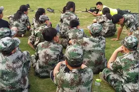 暑假“吃苦夏令营”受热捧，有家长7天花6000元，这笔钱值不值？图片