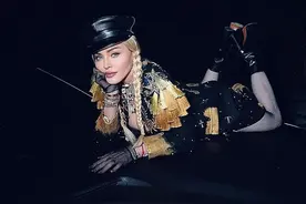 63岁麦当娜趴在引擎盖上，得意秀“少女脸”，臀部植入物争议再起图片