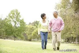 60岁以后的老人，每天走多少步才合适？要想不伤膝，怎么走才好图片