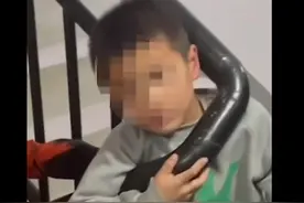 安徽亳州 一男孩头卡楼梯扶手，消防员教娃吸肚肚巧妙抱出图片