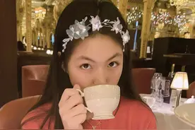 李湘在英国过春节，王诗龄随妈妈就餐似名媛，餐厅金碧辉煌像宫殿图片