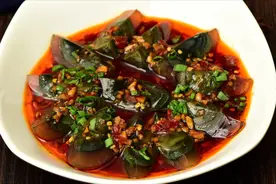 凉拌皮蛋，3种调料是关键，多放3样，皮蛋好吃入味，一点也不腥图片