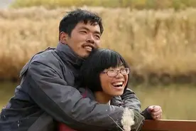 7年前，小伙200元带绝症女友穷游全国，女友冒险生子后，结局如何图片