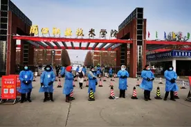 疫情下的考研：监考老师的考务工作精确到秒，考生进考场必须换新口罩图片