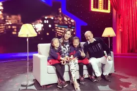 汤镇业老婆这颜值和路人无异，穿戴华丽却无贵气，但长腿很上镜图片