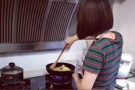 江苏一女子离婚净身出户，带儿子露宿街头：“宁可流浪也不上班”图片