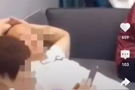 丈夫下班看到心酸一幕：妻子抱着孩子吃饭，家人坐在沙发上闲聊图片