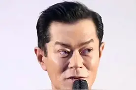 古天乐颜值崩塌，出席活动被嘲脸僵似三星堆面具，精修后似蜡像图片