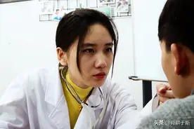故事：妹妹牵线，小伙子假装看病大胆追爱女医生图片