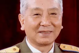 一级战斗英雄扇局长两耳光，毛主席连升他三级，晚年官拜上将图片