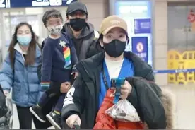李佳航一家三口现机场，李晟叠穿造型舒适减龄，他却发福成胖大叔图片