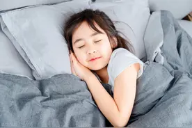 宝宝睡觉爱出汗，是哪儿的问题呢？图片