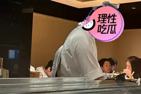 袁咏仪全家结束隔离！外出聚餐素颜肿一圈，俩服务员伺候人均千元图片