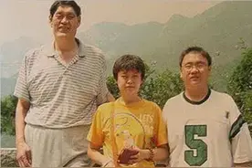 2008年穆铁柱病逝，其儿女都是正常身高，都没有继承父亲的事业图片