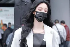 凭美貌在浪姐火出圈！网友却说，好想学她的西装穿搭…图片