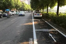 马路边停车位收费是否合理合法图片
