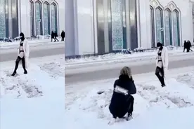 俄女子教堂外拍性感大片，穿比基尼搔首弄姿，半裸身体秀美腿细腰图片