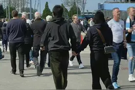 马思纯和男友国外逛街，身材笨重胖了一圈，越来越有孕妇相图片