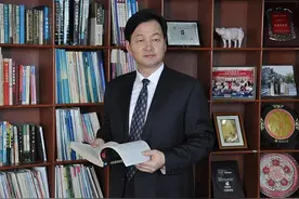 大学生辞职回家养猪，坚持了26年，如今身价491亿成一省首富！图片