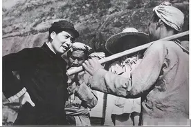 1935年大渡河边，一老秀才深夜见到毛泽东，一句话挽救了2万红军图片