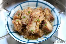 清蒸排骨，广东老保姆的拿手菜，软烂脱骨香嫩多汁，记住2点就行图片