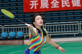 69岁刘晓庆皮肤光滑无皱纹，穿短裙青春逼人，凹凸身材真有“料”图片