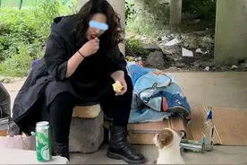 这个流浪女很神奇一边邋遢一边“每天化妆”，居民：常被人带走图片