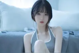 纯欲少女运动背心短裤套装居家写真，女人味十足图片