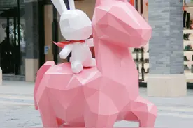 这是一条被兔子“攻占”的街道，南充人的朋友圈被它刷屏了！图片