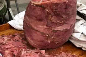 河南大爷不得了，一个牛肉垛卖18000，制作过程让人看了反胃图片