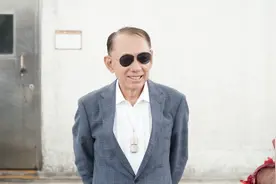 79岁英皇老板杨受成豪宅曝光，阿Sa容祖儿现身开趴，花园可纳百人图片