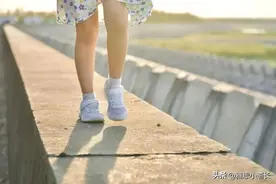 "mid"是中间，"wife"是妻子，"midwife"到底是什么意思？图片