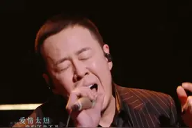 杨坤发文怀念去世女友，眼眶含泪惹人疼，半月前才被拍与女子搂抱图片