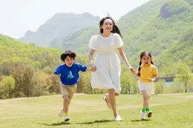 故事：她42岁离婚了，拿着500万，带着2个孩子和爸妈一起生活图片
