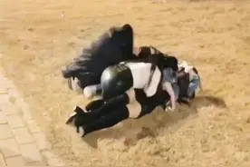 酒吧喝酒后，几个女孩疯疯癫癫，嘴巴还在笑，直接趴在地上耍酒疯图片