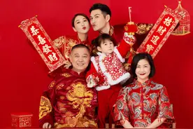 严屹宽晒全家福拜年，一家五口穿中国红喜气洋洋，3岁小肉肉萌翻图片