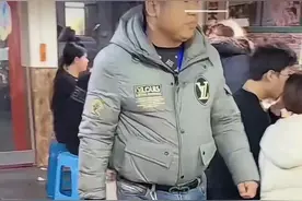 大哥穿羽绒服，为何也要把衣服扎进裤袋？原来，是换了新车图片