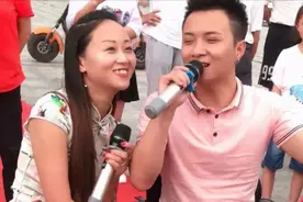 “连体夫妻”：无腿丈夫劈腿女粉丝，独臂妻带娃离开后怎么样了？图片