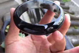 乌鸡种翡翠是黑翡翠吗？？乌鸡种翡翠的四大特点图片