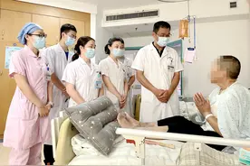 大娘患癌隐瞒家人3年，乳房溃烂流血才被发现图片