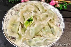 它是“补钙能手”，搭配鸡蛋和木耳包饺子，营养翻倍，春天抓紧吃图片