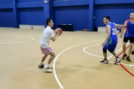 39岁李宗伟打篮球，3步上篮同手同脚，千万抗癌成功3年身材暴瘦图片
