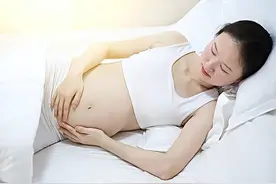夫妻结婚5年不愿生娃，婆婆扬言生一个给50万，两口子一次生4个娃图片