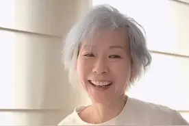香港知名女星近照曝光！满头灰白发身材消瘦，网友直呼不敢认图片